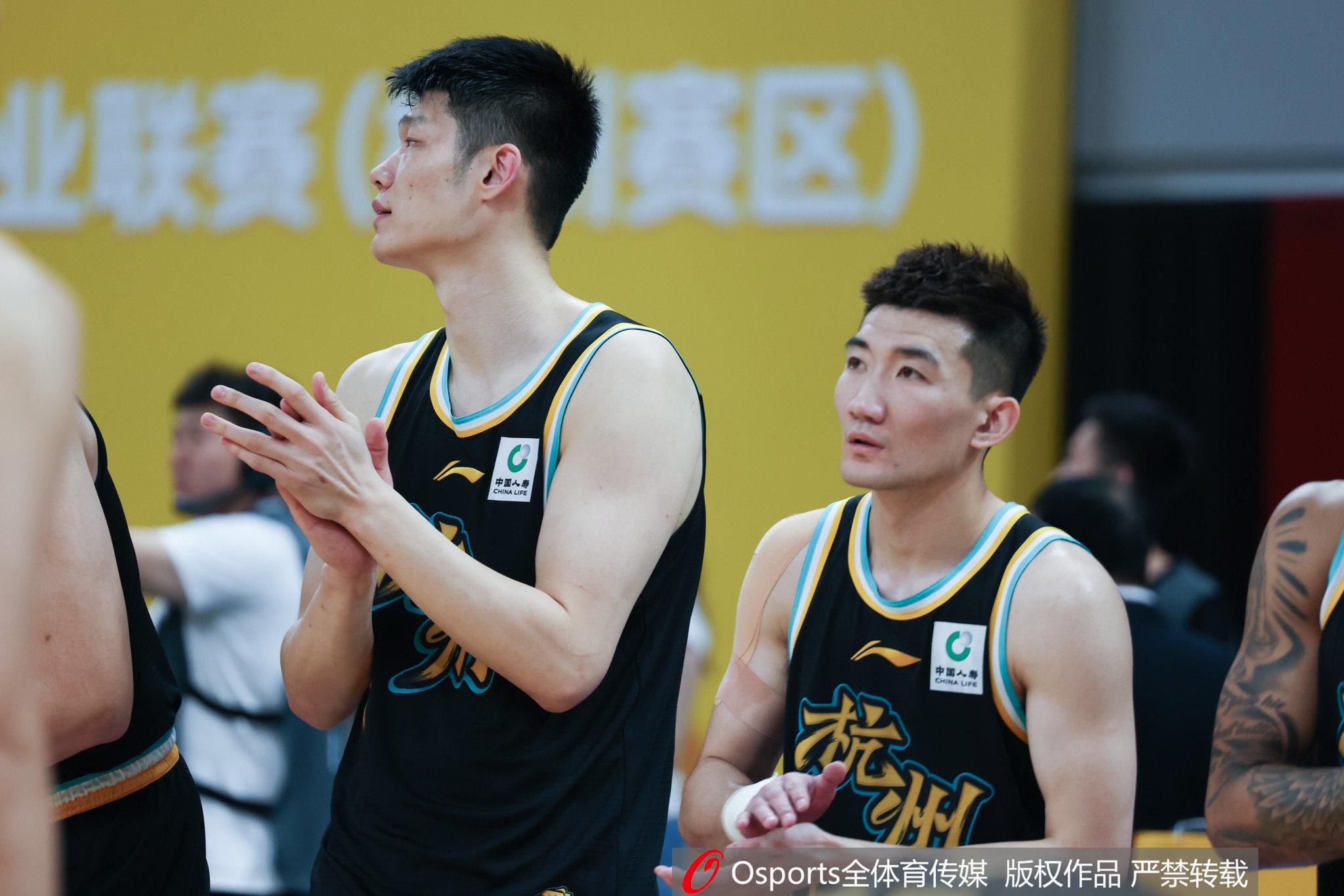 我是看了他, 但是他在场, 会这么重视